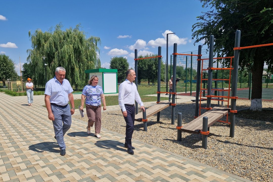 В поселке Красноармейском Орловского района на месте заброшенного сквера появился благоустроенный парк